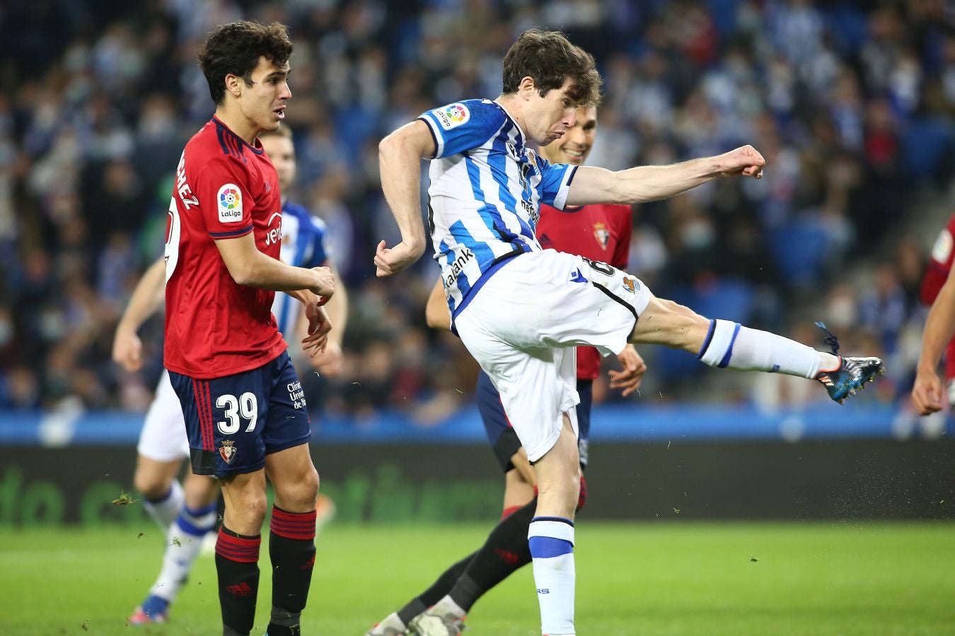 Una Real Sociedad con Pacheco, Djouahra, Martín y Sola se lleva una gran victoria gracias al gol de Aritz en un córner. 