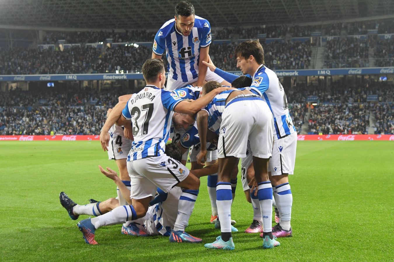 Una Real Sociedad con Pacheco, Djouahra, Martín y Sola se lleva una gran victoria gracias al gol de Aritz en un córner. 