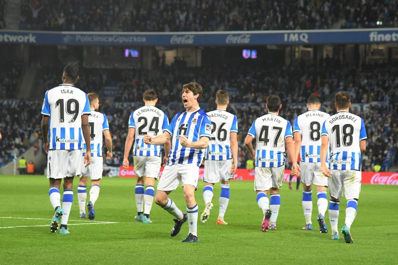 Una Real Sociedad con Pacheco, Djouahra, Martín y Sola se lleva una gran victoria gracias al gol de Aritz en un córner. 