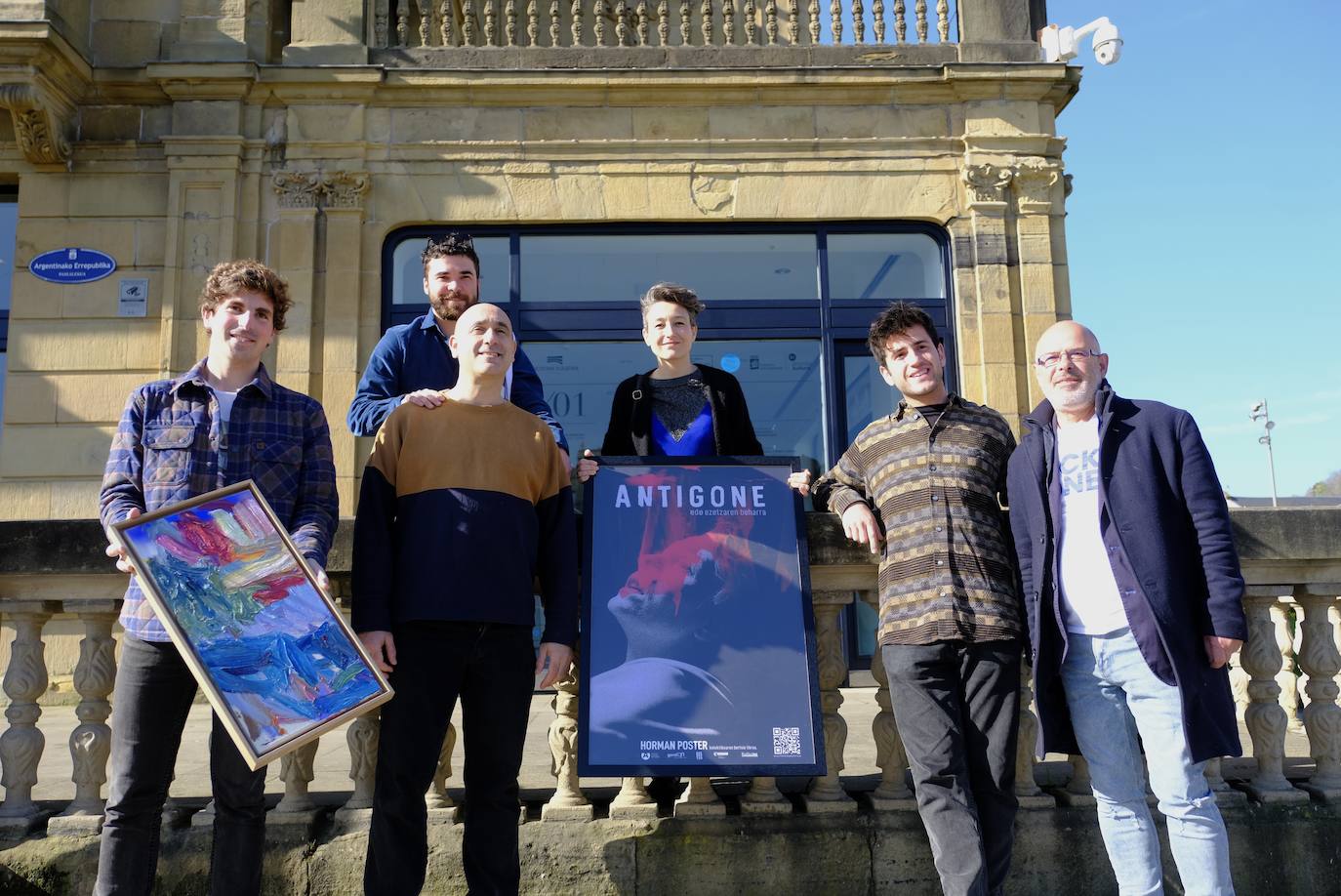 Albo bietan Jon Insausti (zatiaren zati den Oaia Perurenaren artelanarekin) eta Norka Chiapuso eta, erdian, Horman Posterreko Jon Ander Urresti, Igor de Quadra, Matxalen de Pedro eta Xanti Agirrezabala.