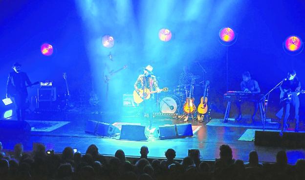 Mikel Erentxun y su banda pusieron en pie anoche al auditorio del Kursaal. 