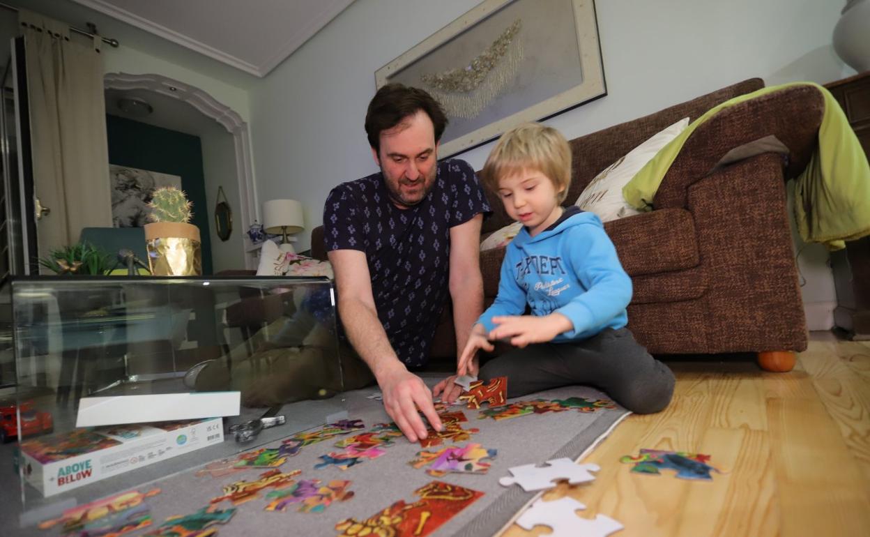 Gorka Barrigón juega con su hijo, David Ratov, a su llegada ayer a casa de sus padres en Donostia. La madre del niño, Olena, ha huido a Cracovia. 