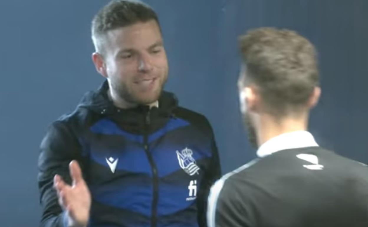 Momento en el que Illarramendi y Roberto Torres se saludan en el túnel de vestuarios.