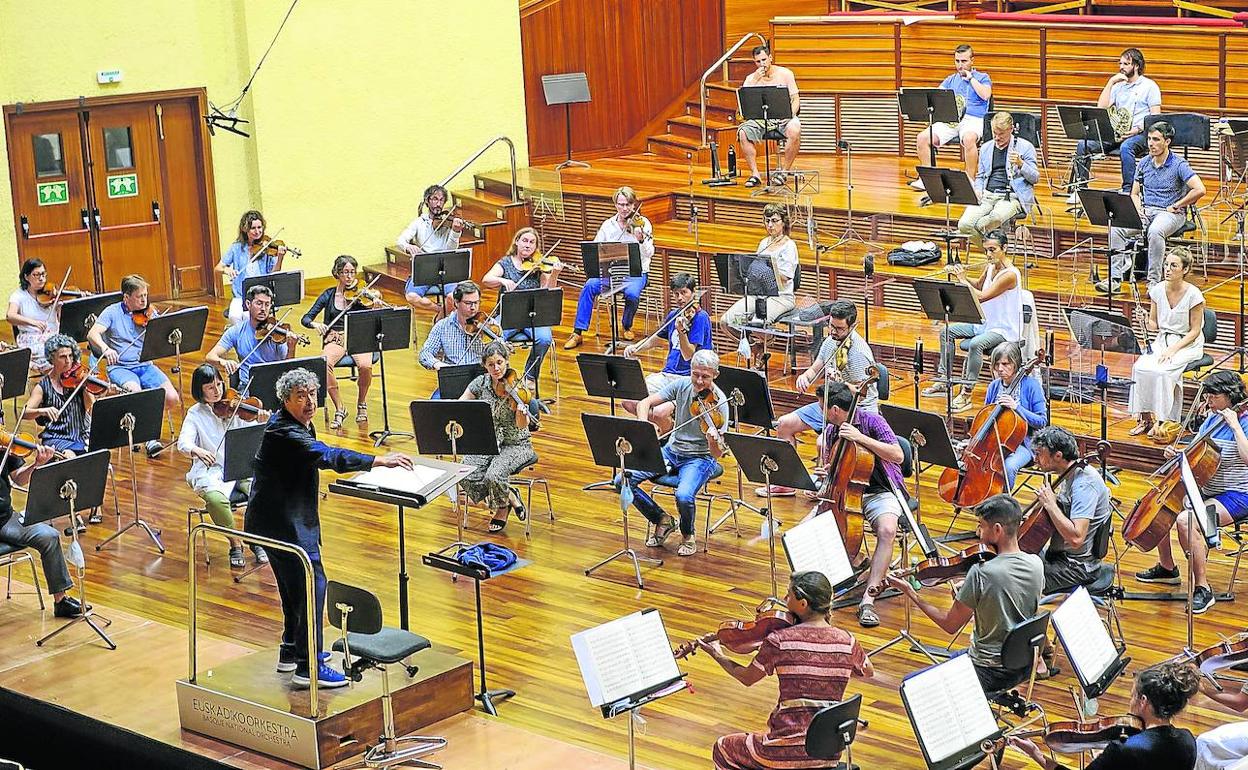 Semión Bychkov ensaya con la Euskadiko Orkestra hace dos años en Donostia, antes de su concierto en la Quincena. 