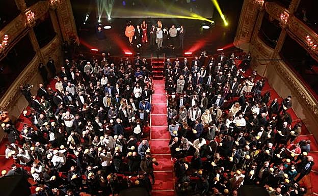 Distinguidos con los nuevos soles e invitados posan en la foto final en la gala de ayer del Victoria Eugenia. 