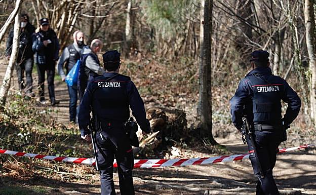 Imagen principal - Distintos momentos del rescate del cuerpo encontrado en Andatza.