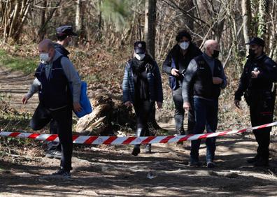 Imagen secundaria 1 - Distintos momentos del rescate del cuerpo encontrado en Andatza.