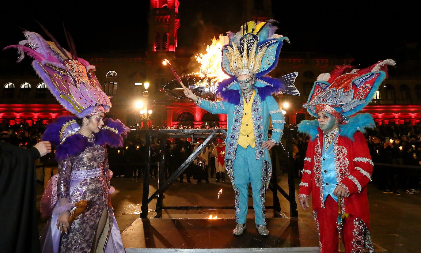 Fotos: Lloros y llamas en el Entierro de la Sardina en Donostia