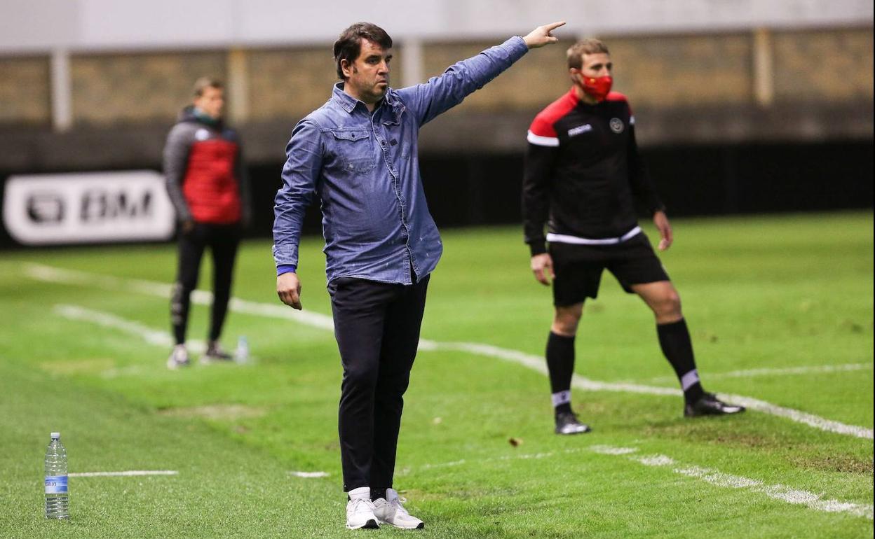 Aitor Zulaika hace indicaciones durante un partido.