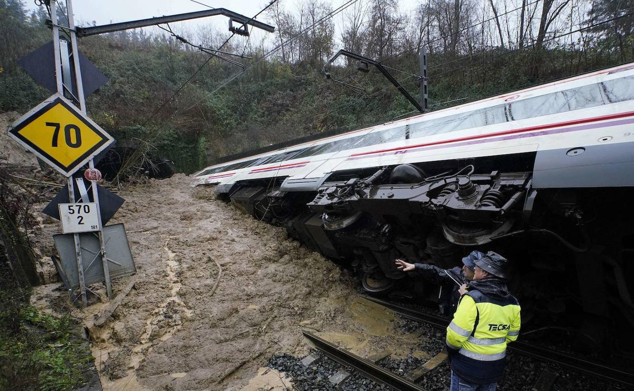El desprendimiento en Gabiria en diciembre provocó el descarrilamiento de un tren.