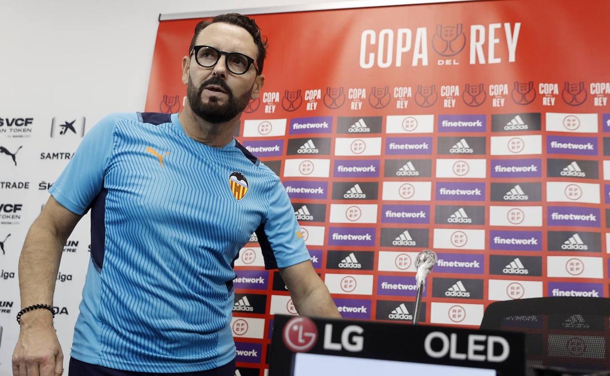 El entrenador del Valencia, José Bordalás, llega a la rueda de prensa previa a la semifinal.