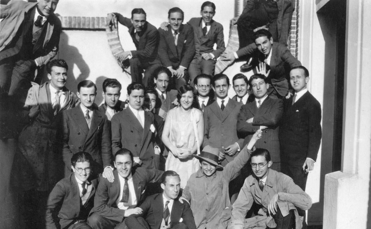 Fotografía de archivo de la primera arquitecta en España, Matilde Ucelay Maortúa, posando junto a sus companeros en el acto de graduación en la Escuela Técnica Superior de Arquitectos de Madrid en julio de 1936.