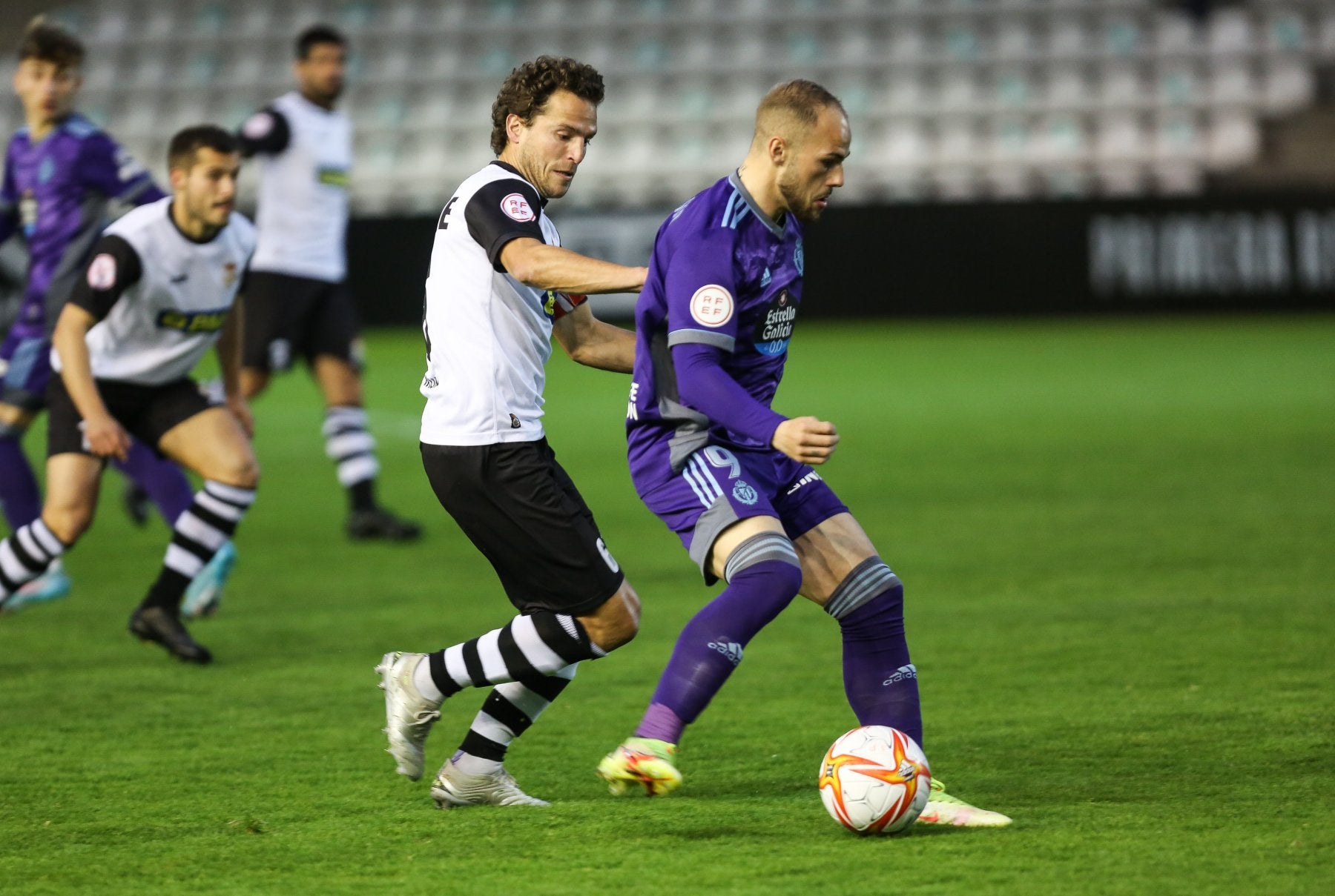 Beobide presiona a un delantero del Valladolid. 