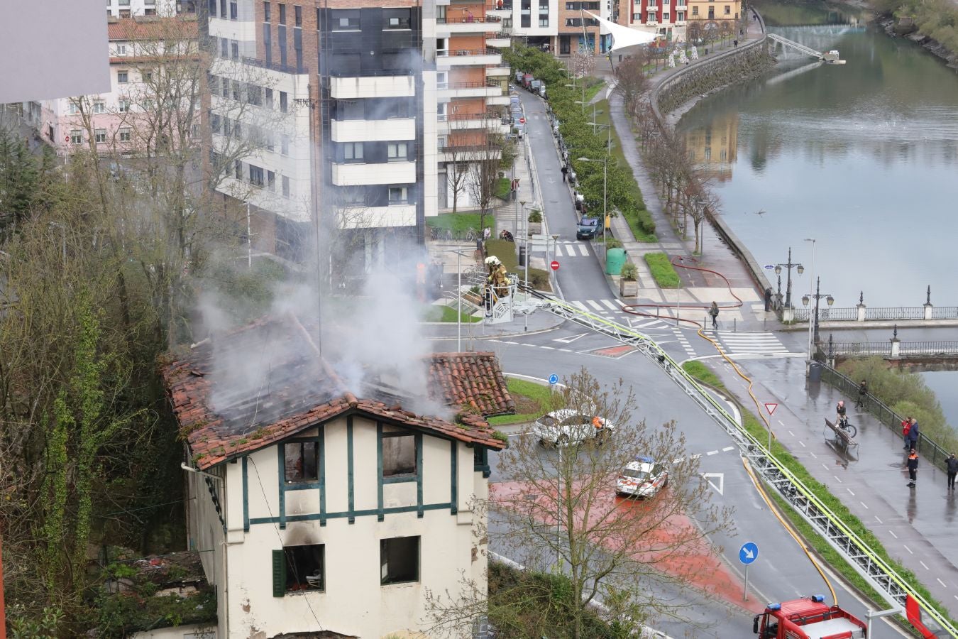 Fotos: Sofocan un incendio declarado en una casa de Loiola