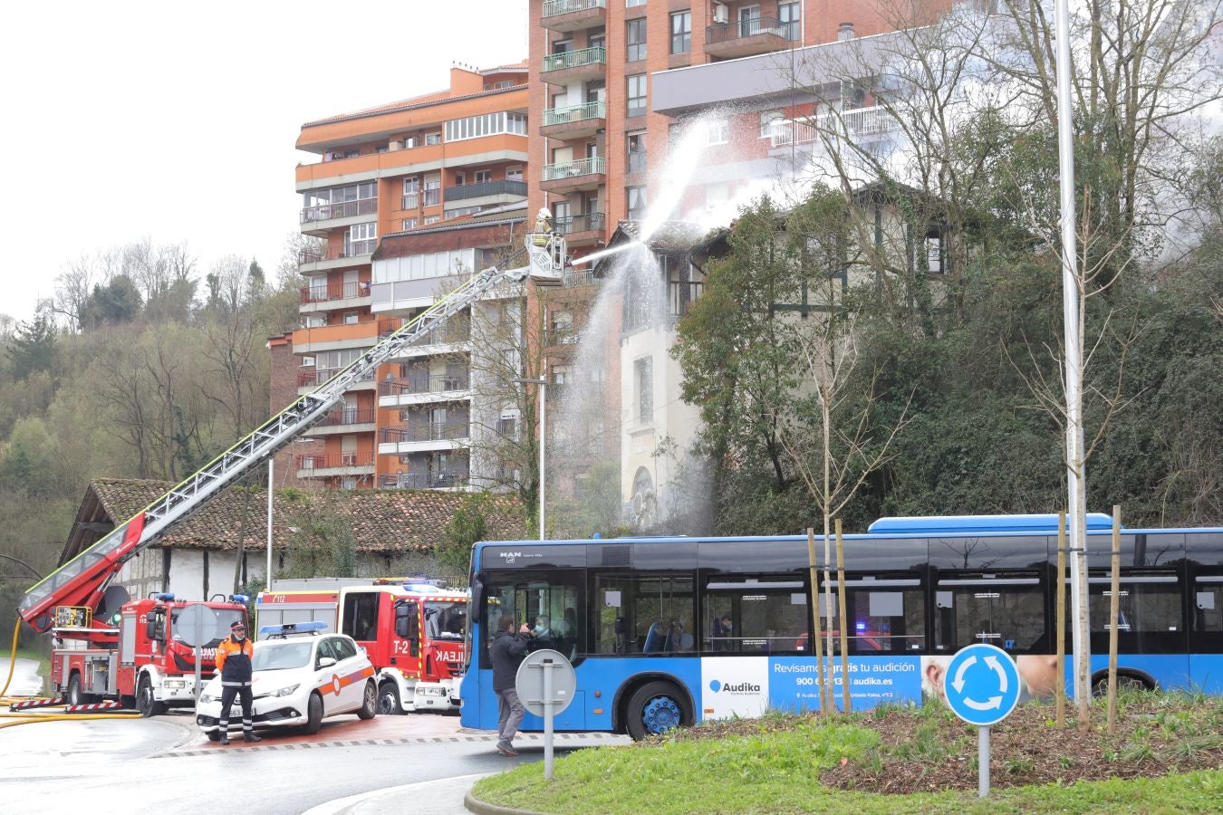 Fotos: Sofocan un incendio declarado en una casa de Loiola