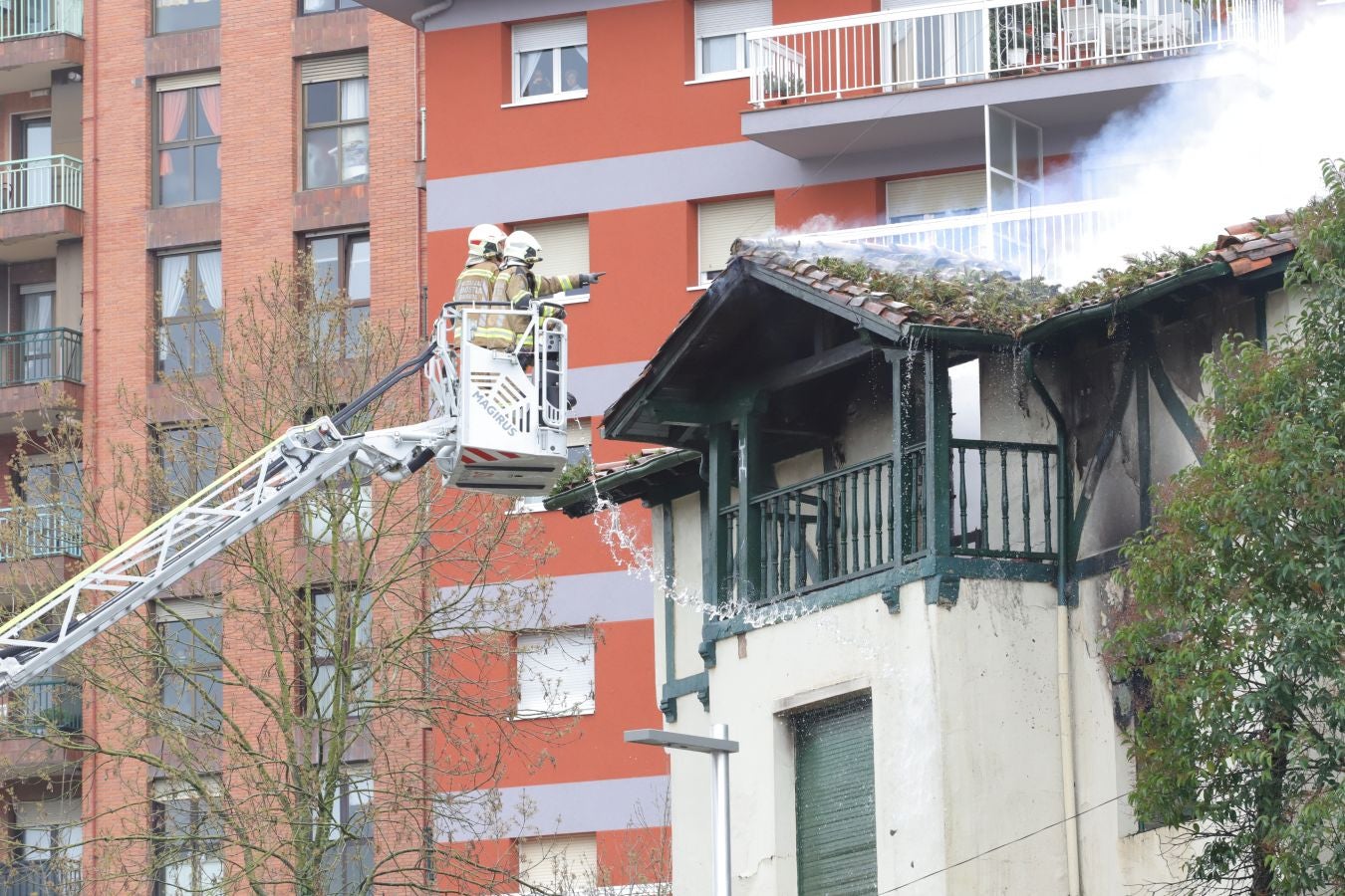 Fotos: Sofocan un incendio declarado en una casa de Loiola