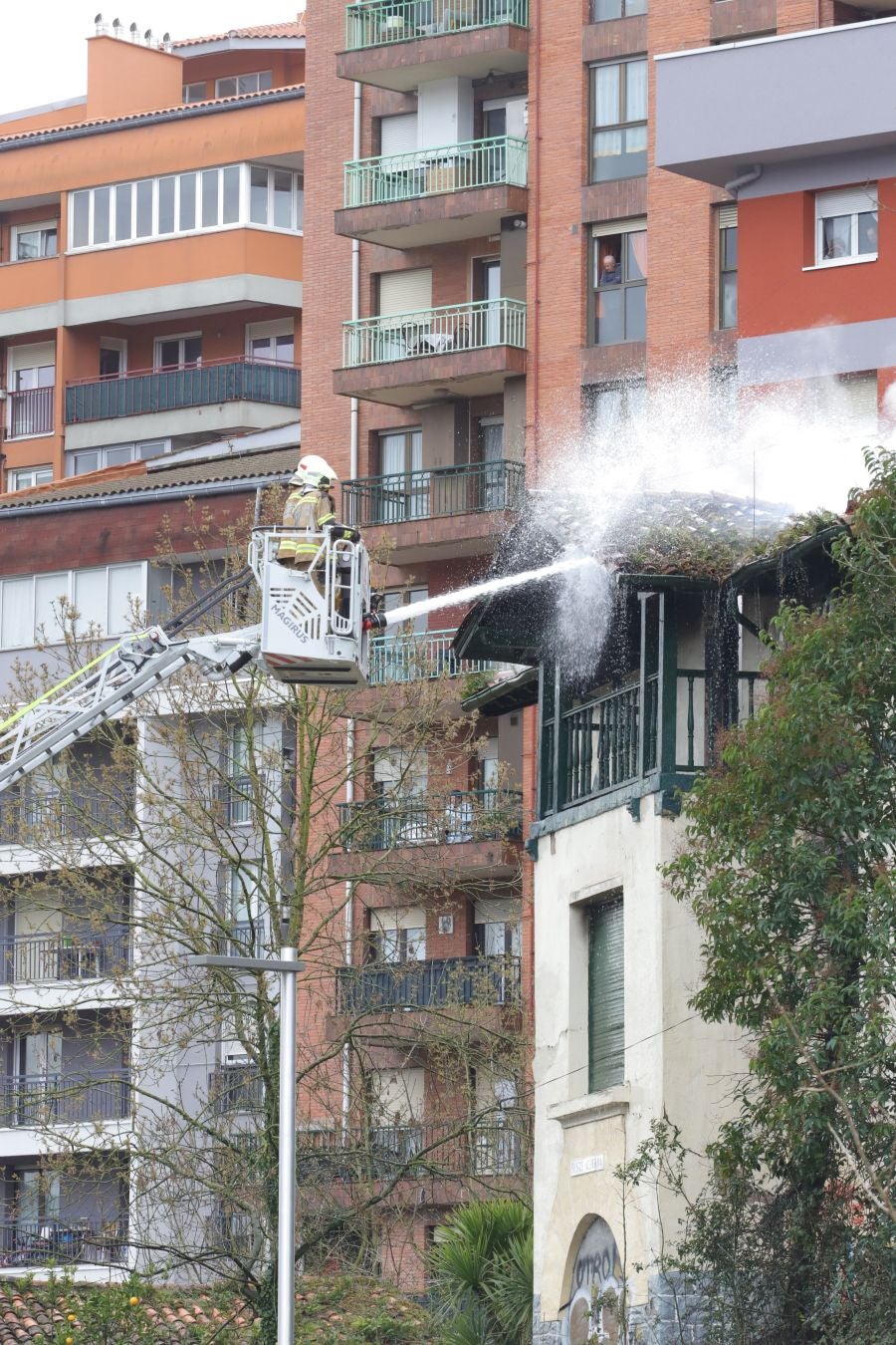 Fotos: Sofocan un incendio declarado en una casa de Loiola