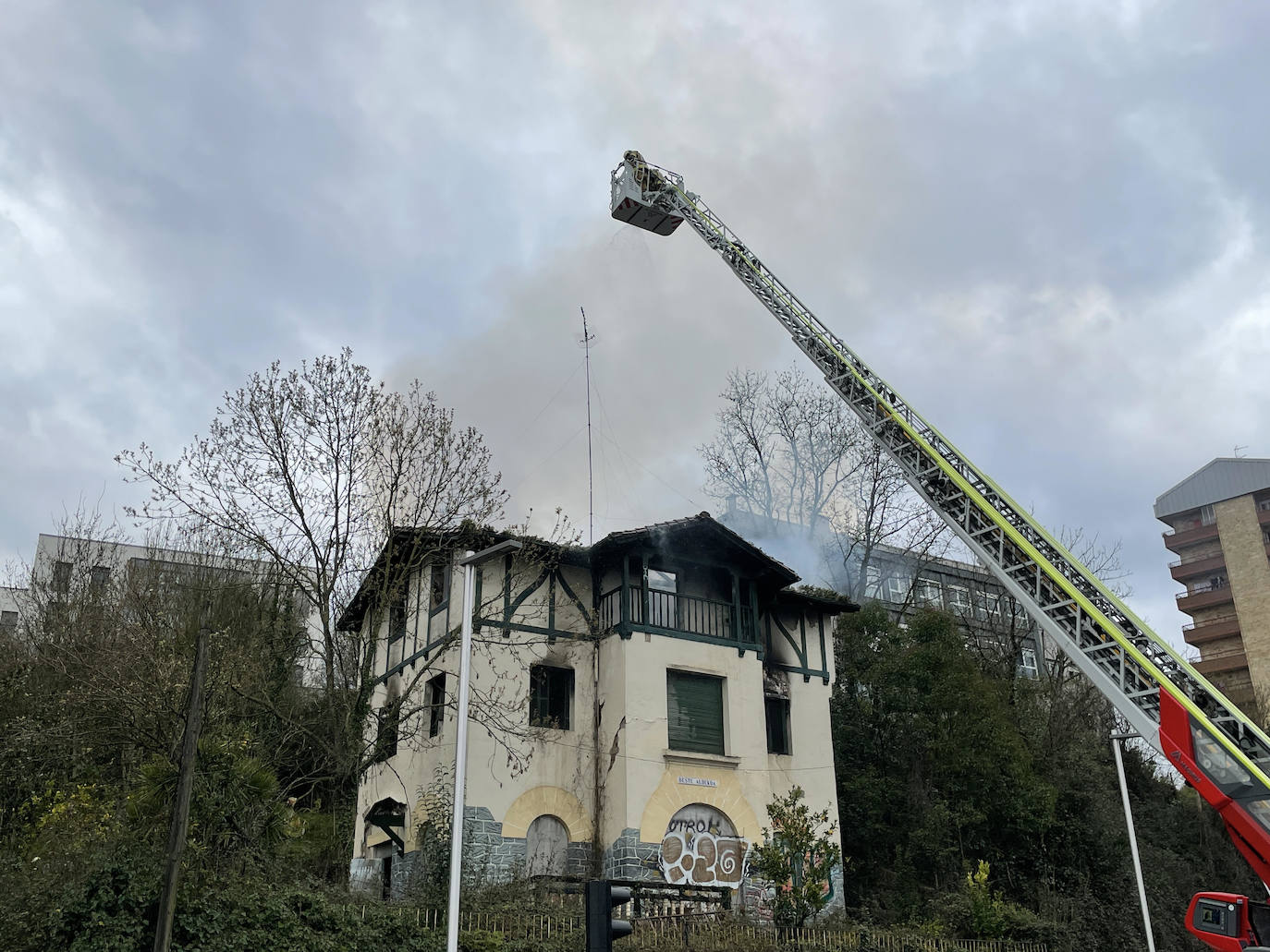 Fotos: Sofocan un incendio declarado en una casa de Loiola