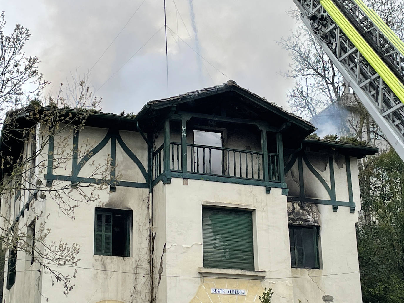 Fotos: Sofocan un incendio declarado en una casa de Loiola