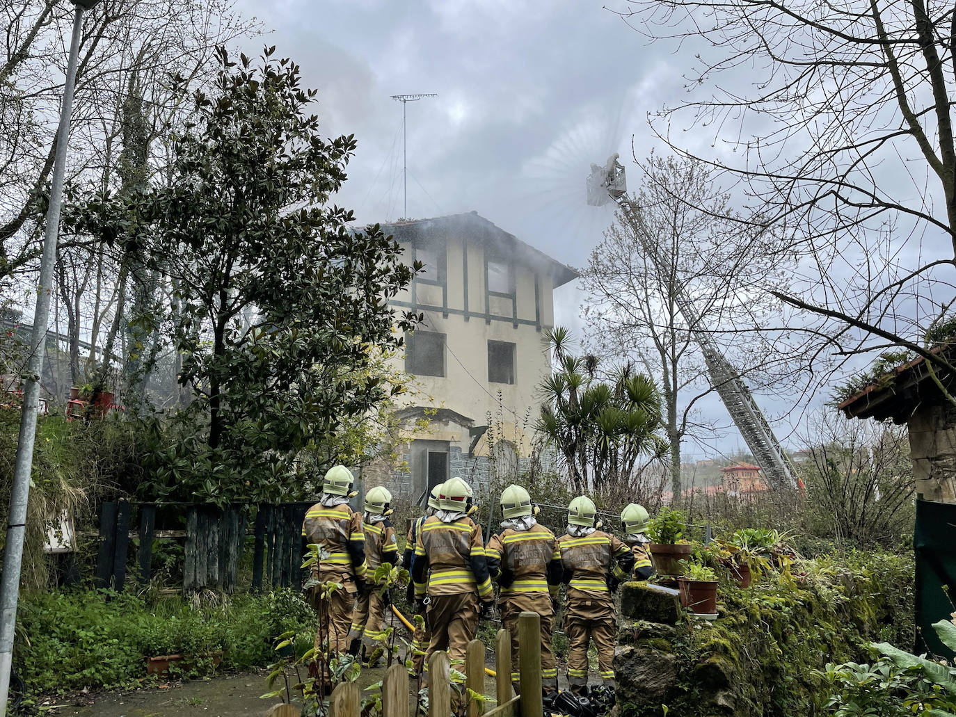 Fotos: Sofocan un incendio declarado en una casa de Loiola