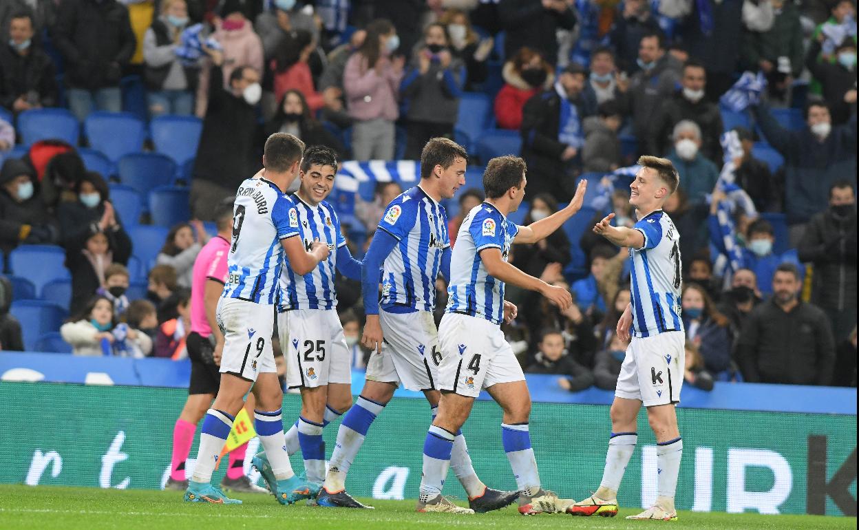 Los jugadores del Sanse celebran un tanto con la afición al fondo. 