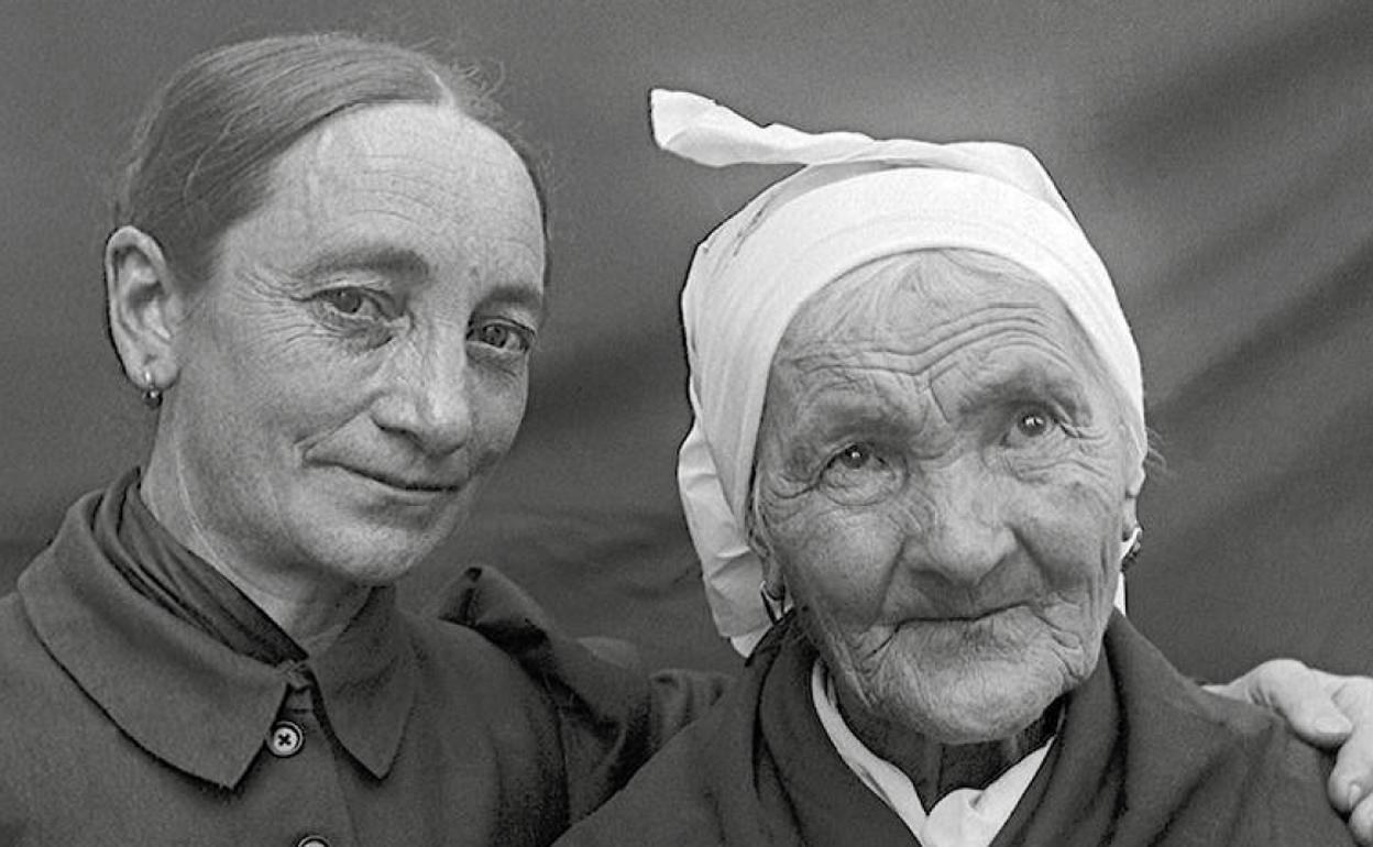 Abaituaren argazki bat ikuskizunaren kartelean.