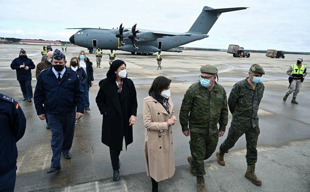 La ministra Margarita Robles acude a la base de Torrejón para el envío de material humanitario a Ucrania.