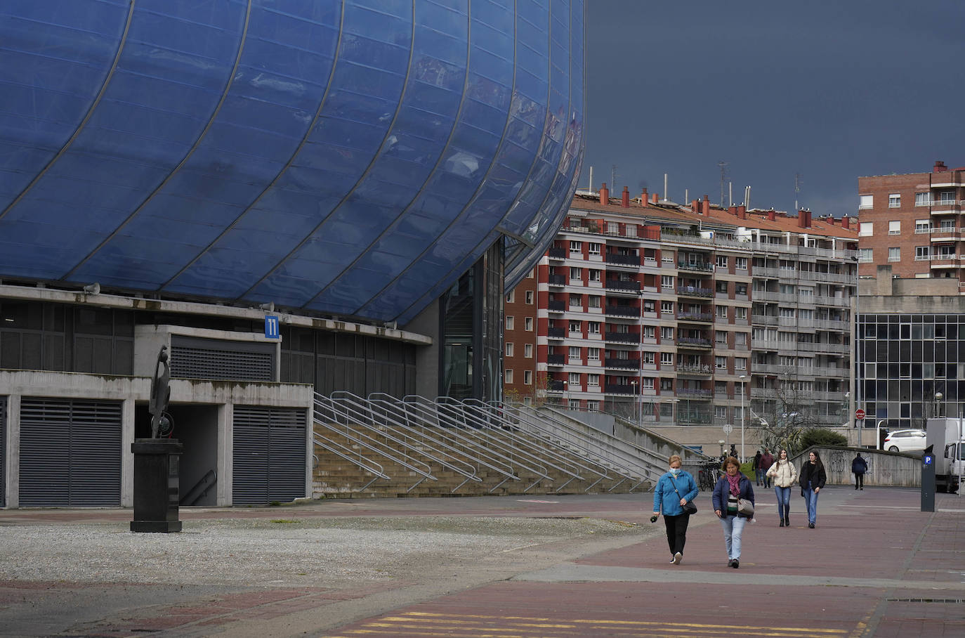Fotos: Un tercio de los alrededores del estadio de Anoeta se reurbanizarán a finales de año