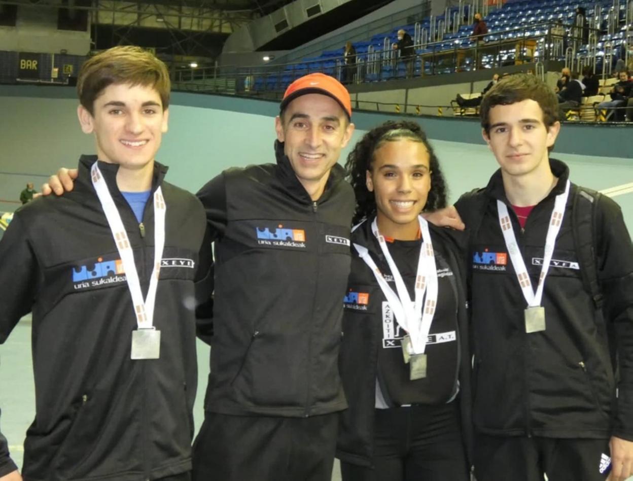 Jone Zabaleta Estatu Batuetan podiumean eta Bingen Aranbarrik taldekideekin Sub-18 Euskadiko Pista Estaliko txapelketan. 