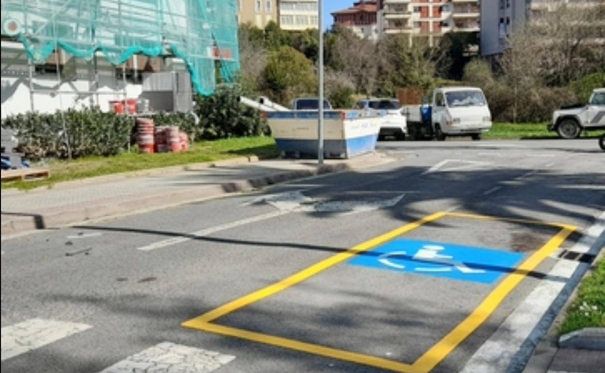 Elbarrientzako aparkaleku lekuz aldatu da. 