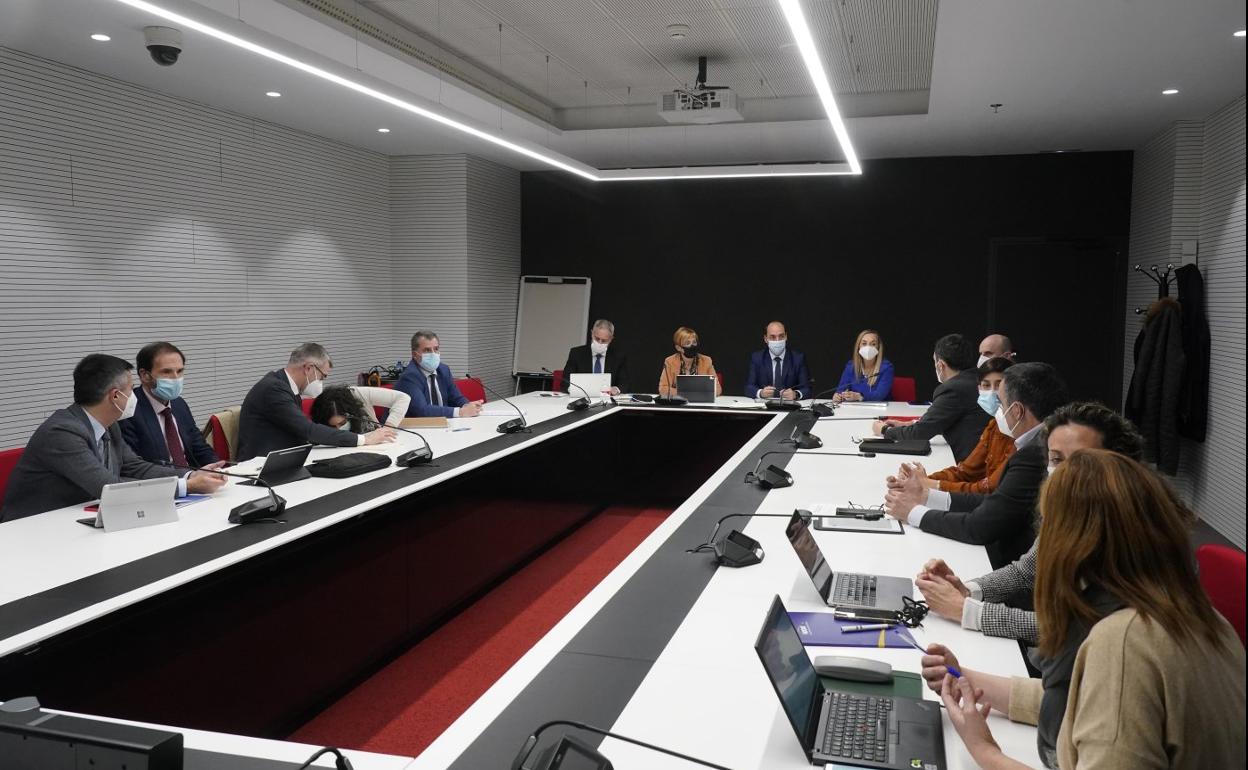 El equipo de Arantxa Tapia mantuvo ayer un encuentro con los representantes de los clústeres vascos para analizar el impacto de la guerra. 