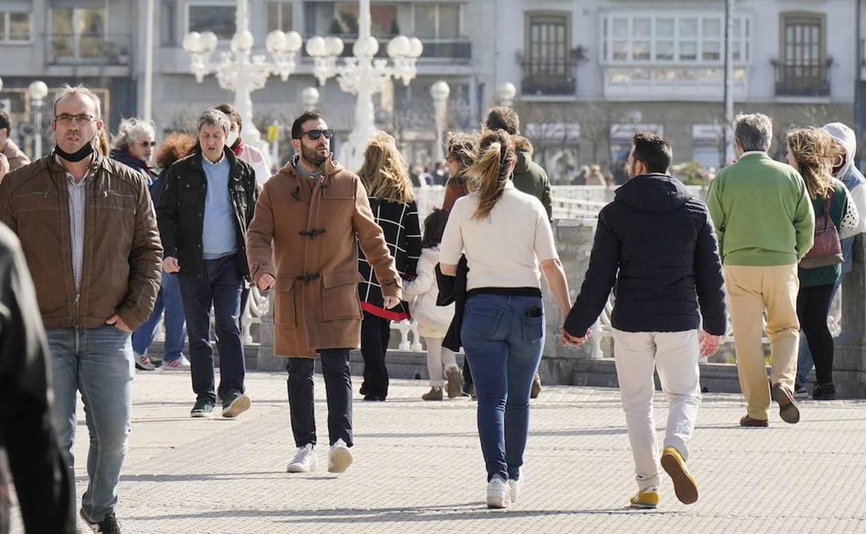 Viandantes paseando por La Concha aprovechando el buen tiempo. 