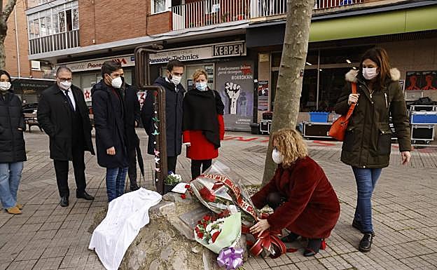 Cristina González deposita un ramo de flores sobre el monolito.
