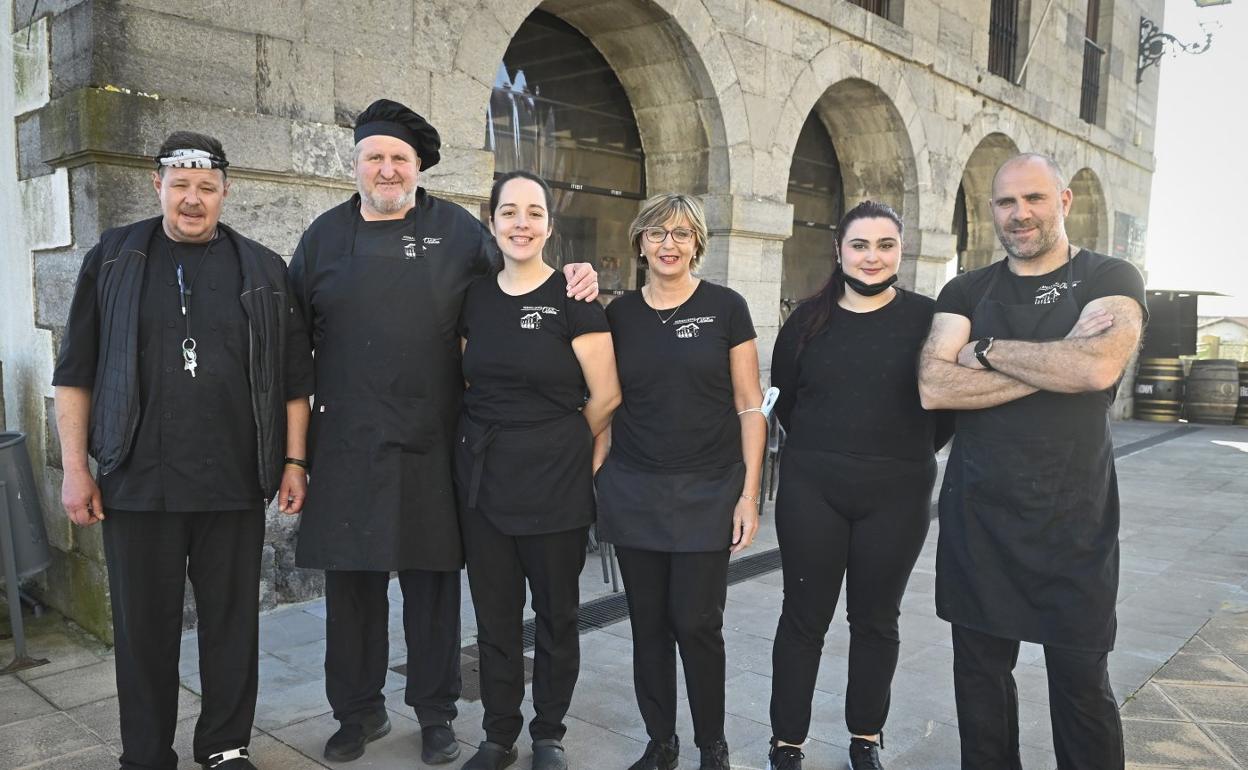 Bobbi, Rosen y su equipo, ante la entradadel Ostatu de Hernialde, que ofrece un sinfínde platos para todos los gustos. 