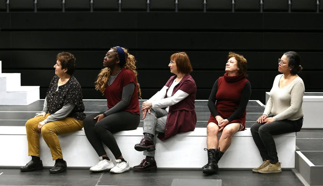 Protagonistas de la obra en el último ensayo general en el auditorio Sorlekua. 