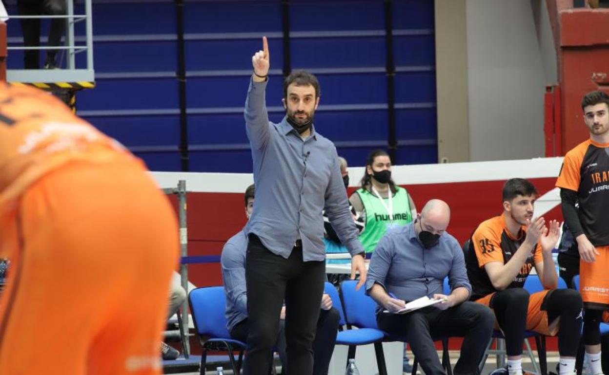Iñaki Jiménez da indicaciones en el partido disputado en Illunbe ante el Acunsa. 