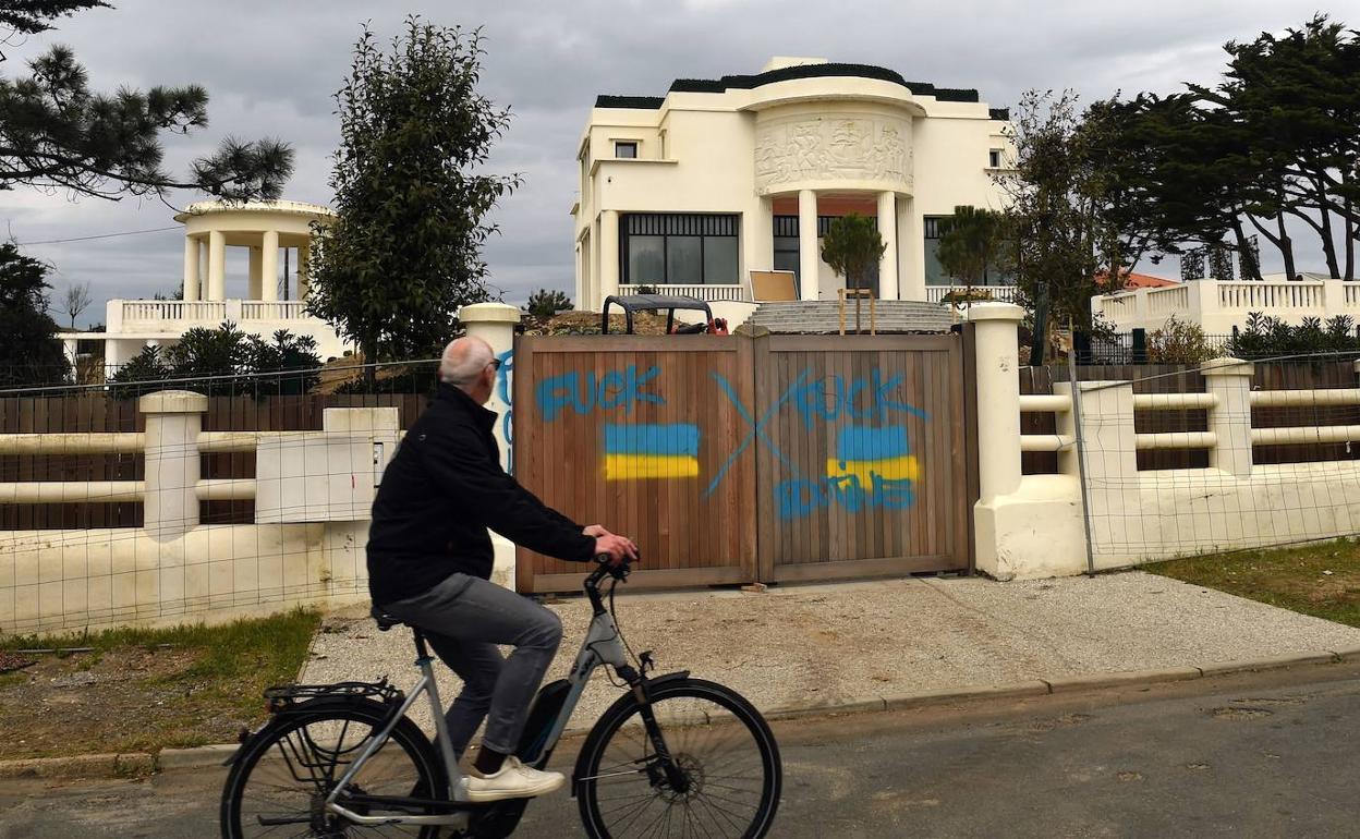 La vivienda de la exmujer de Putin en Anglet ha aparecido con pintadas. 