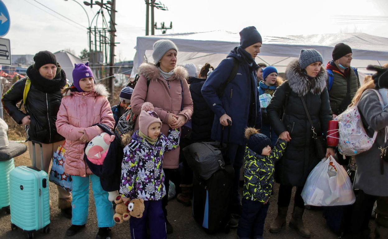 Ucranianos, en la frontera intentan huir de la guerra. 