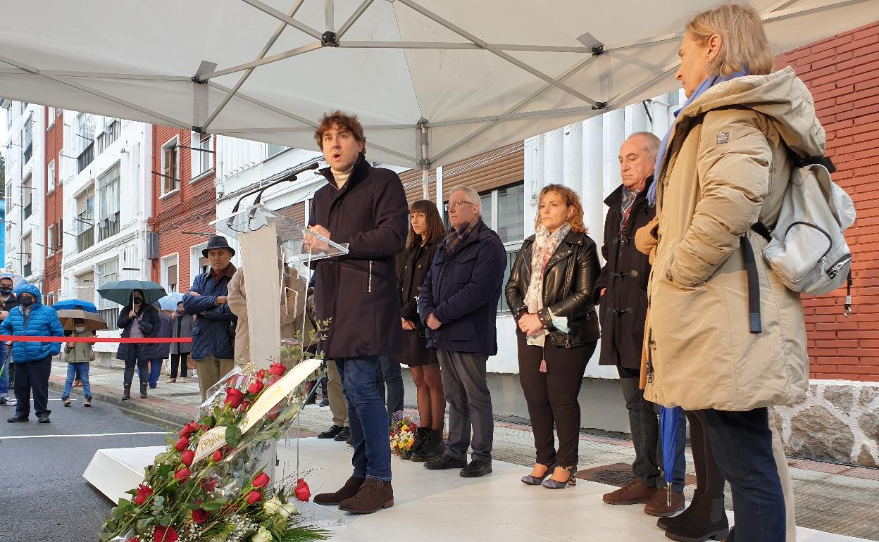 Eneko Andueza en el acto de homenaje a Isaías Carrasco en Arrasate, Detrás, la viuda y los hijos del edil asesinado y cargos del PSE. 