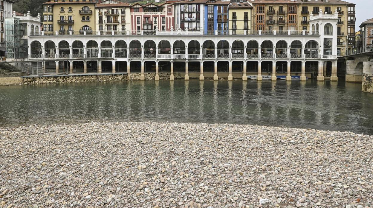 Estado actual que presenta una de las zonas emblemáticas del río Oria en Tolosa. 