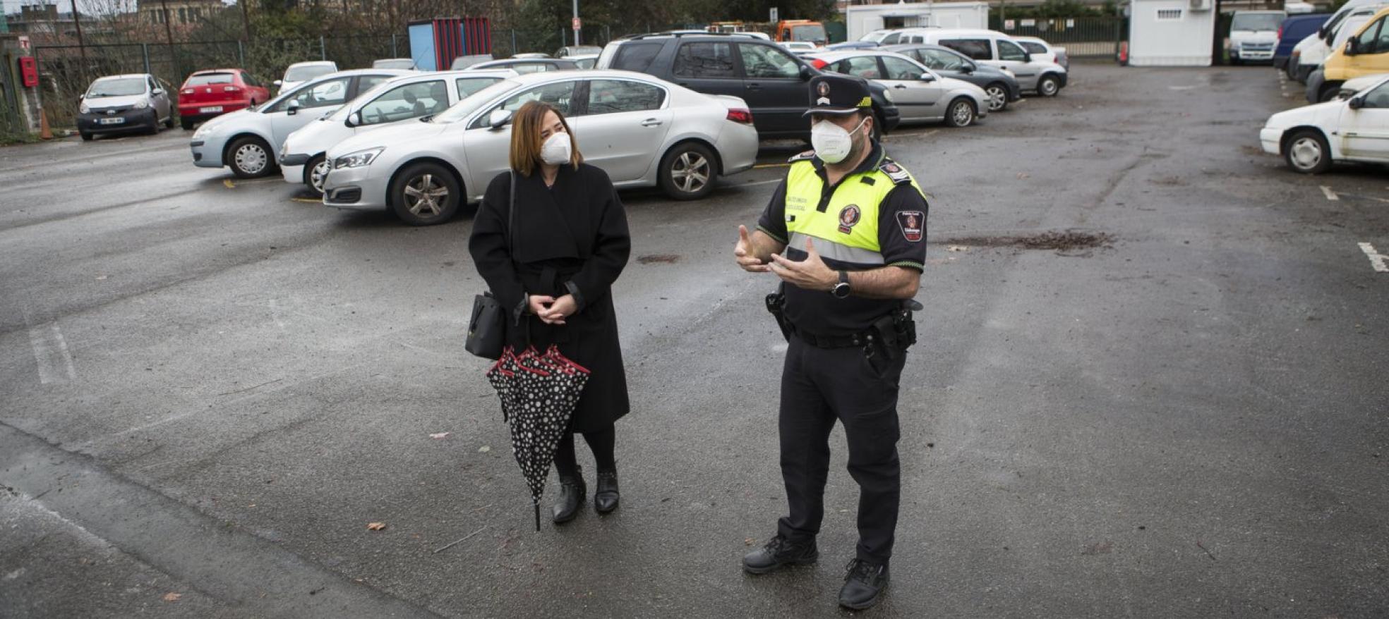 Cristina Laborda y Fran Ortiz, en el depósito municipal dede vehículos donde actualmentehay más de 350 coches.