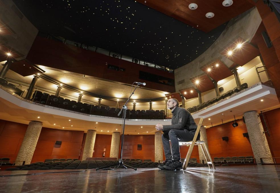 El bertsolari Ekaitz Goikoetxea posa en el mismo escenario del Usurbe Antzokia donde cantó el bertso a Carrasco. Foto: Lobo Altuna | Vídeo: Morgancrea