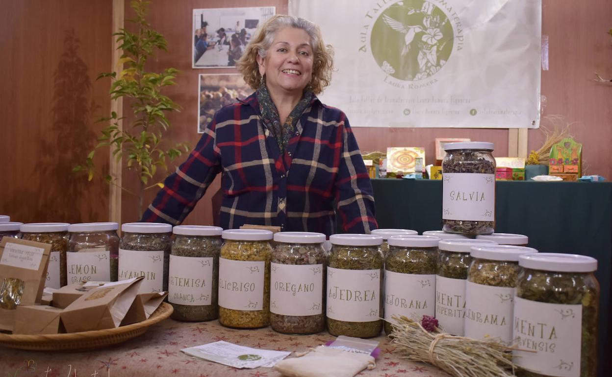 Laura Romera, con alguna de las plantas que recolecta en Extremadura, donde vive.