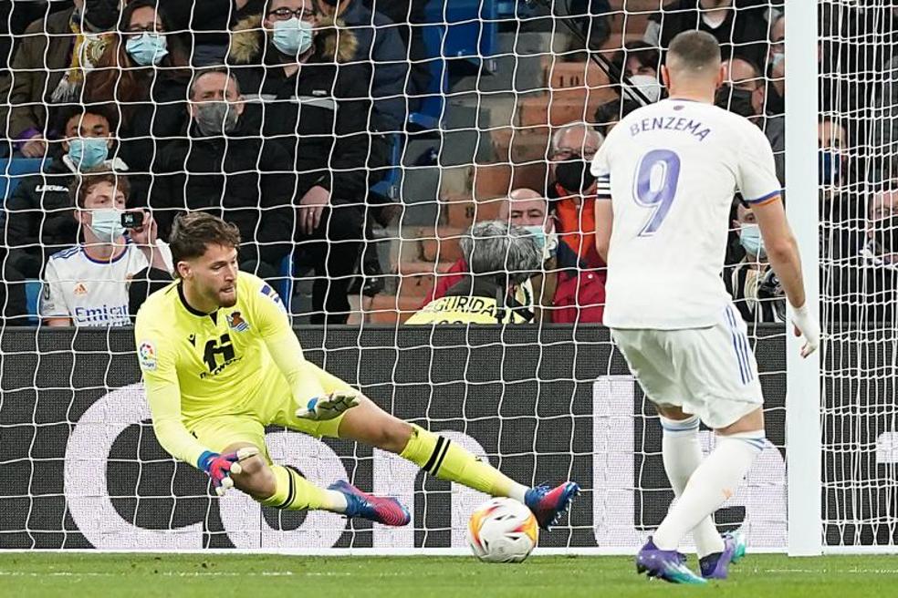 Álex Remiro detiene el primeracercamiento blanco en el minuto 38 departido ante la mirada de KarimBenzema. 