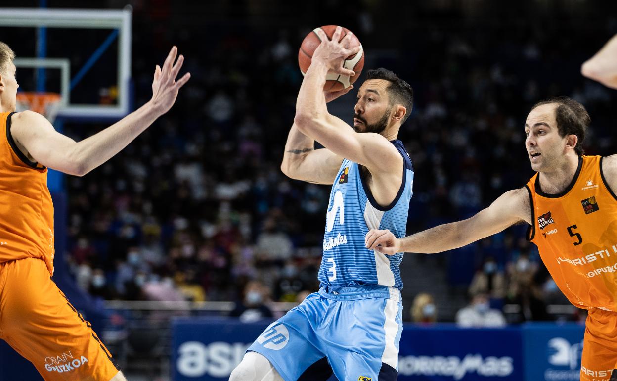 Faggiano se dispone a pasar el balón ante la defensa de Hevia. 