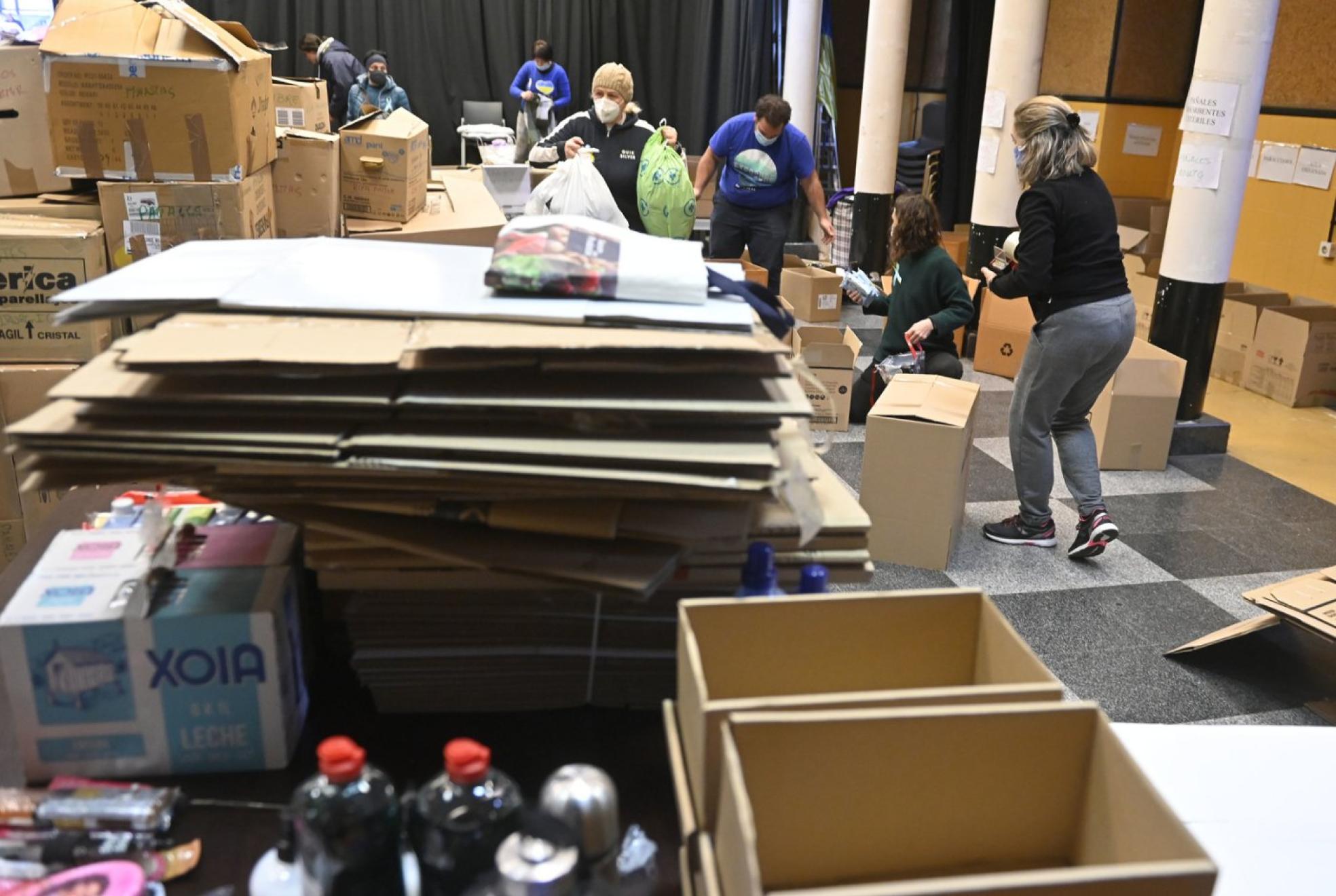 El salón de actos de la Casa de Cultura se convirtió ayer en un gran almacén en el que se llevó a cabo la primera recogida solidaria. 