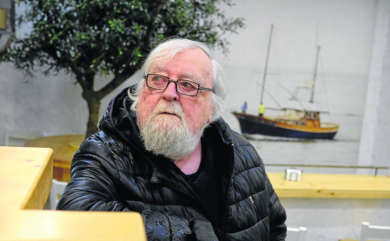 El escritor Jorge G. Aranguren, hace unos días, en San Sebastián. Esta tarde presenta su libro en la librería Zubieta. 