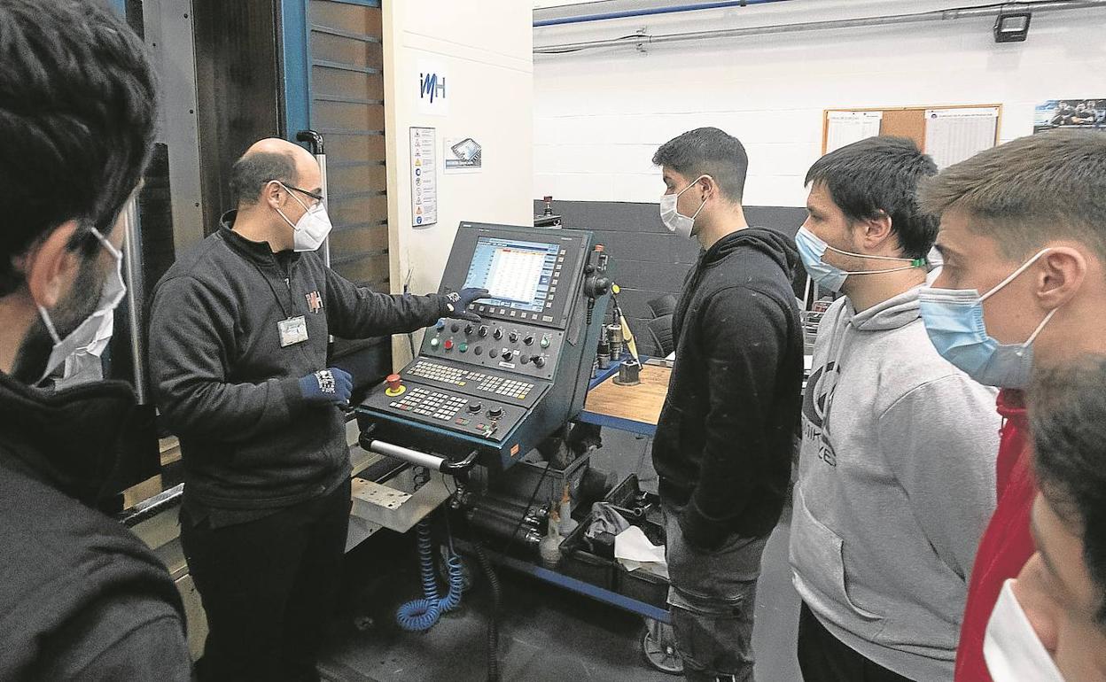 Estudiantes del IMH siguen las explicaciones de uno de los profesores del centro de formación de Elgoibar. 