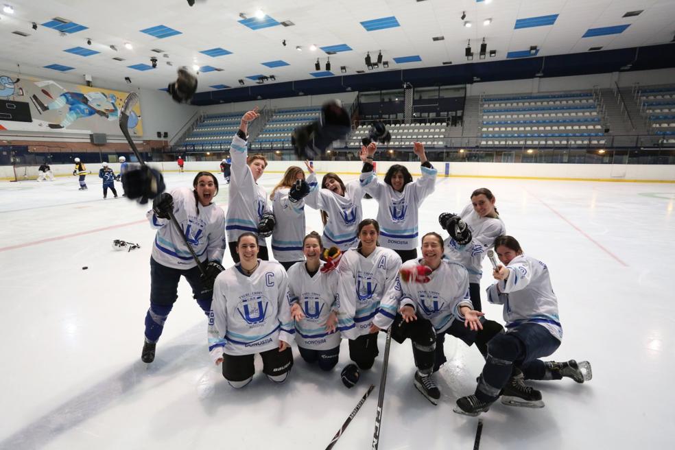 Jugadoras del Txuri, entusiasmadas antes de la gran final ante el Majadahonda. 