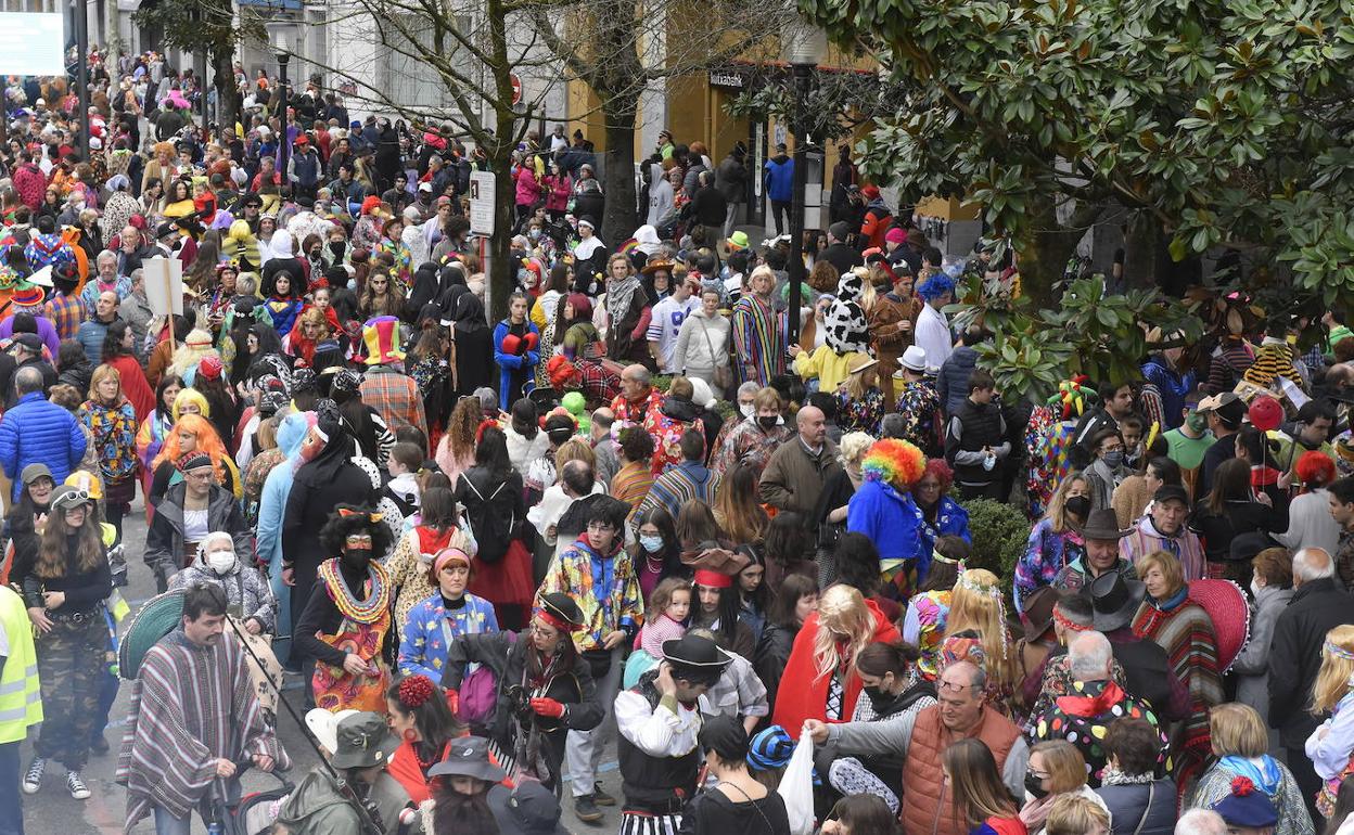 Multitud de gente durante los Carnavales de Tolosa. 
